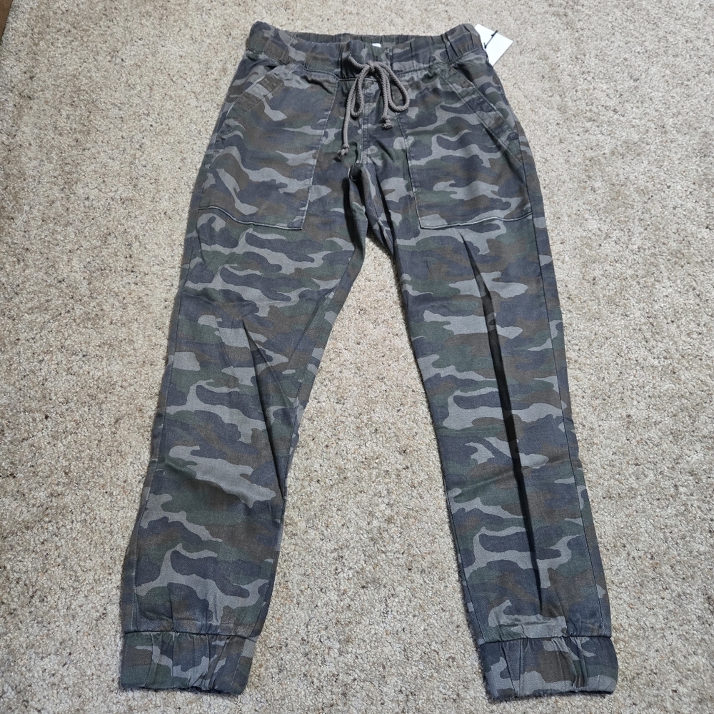 NWT Bella Dahl Camo Jogger Pants